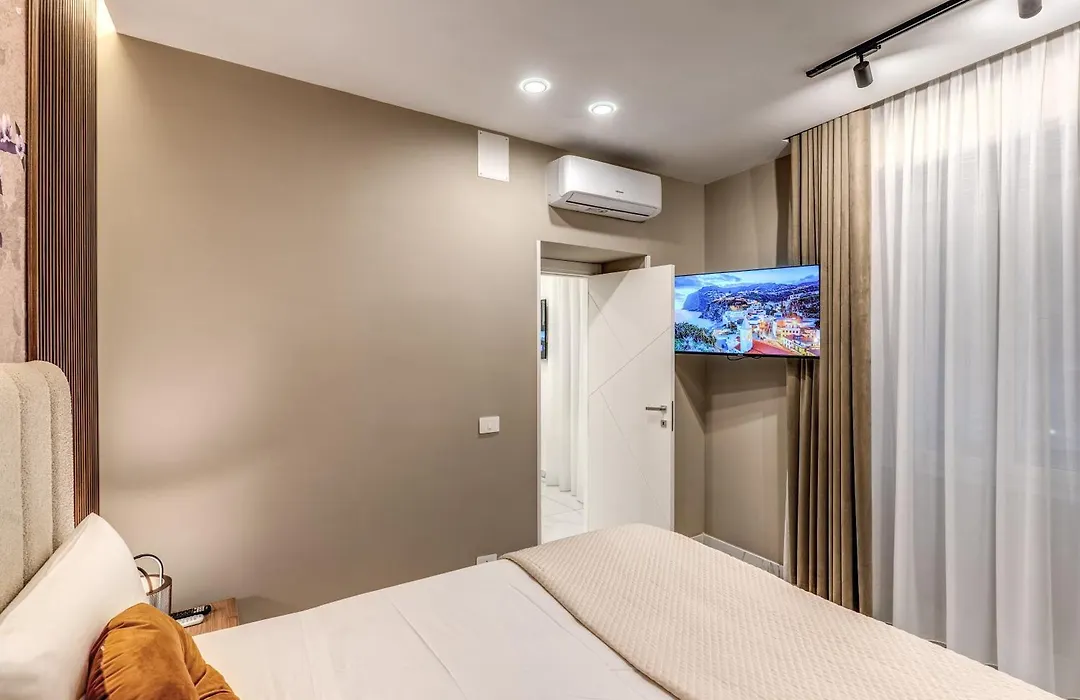 Sanità Naples Central Grand Apartment for 10 Guest-1